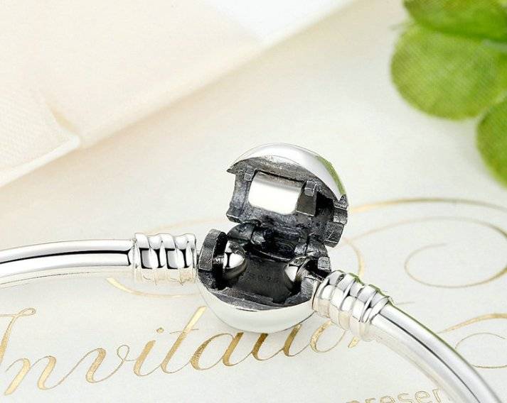 Elegant Silver Bangle Bracelet with secure clasp mechanism, ideal for daily wear or special occasions in the jewelry accessories category.